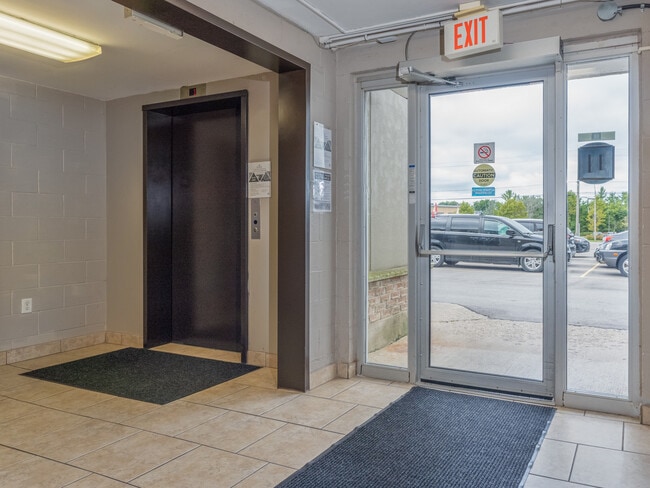 Photo du bâtiment - 16th Street Apartments