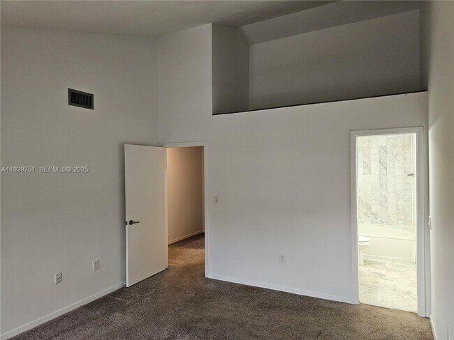 Foto del edificio - 10142 SW 77th Ct