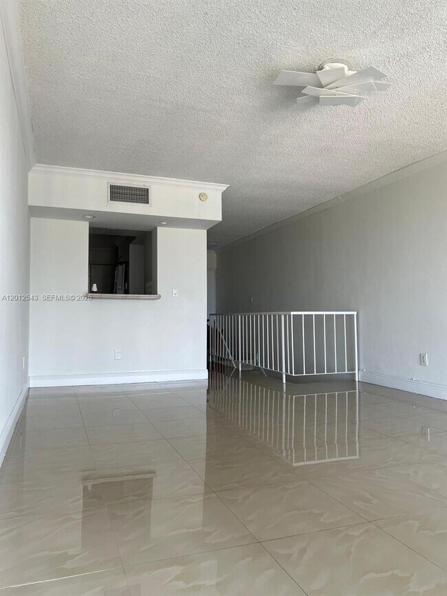 Building Photo - 9210 Fontainebleau Blvd