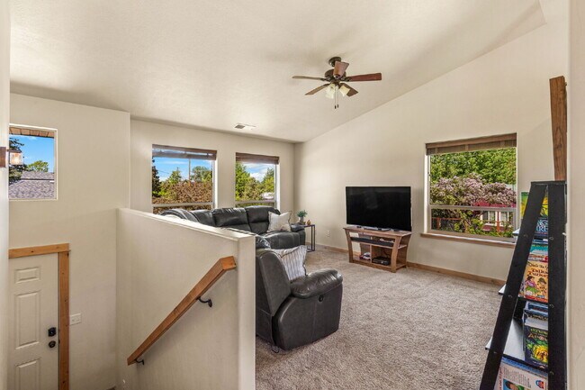 Foto del edificio - Spacious 3-Bed, 2-Bath Upper-Level Duplex