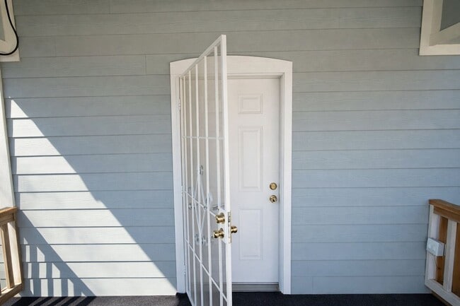 Building Photo - Newly Remodeled 3-Bedroom Home with Open Layout & Fenced Backyard in Dallas