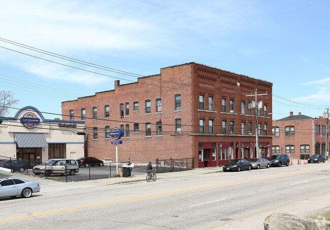 Building Photo - 573-581 Bank St
