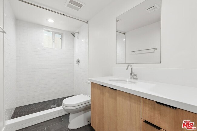 Foto del edificio - 6941 1/2 Simpson Avenue Unit