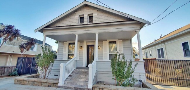 Building Photo - 227 N 6th St