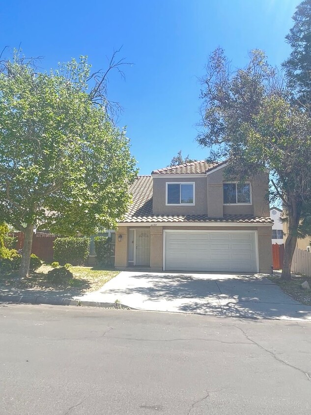 Primary Photo - Centraly Located Shopping, Fwy, 2 story, 4...
