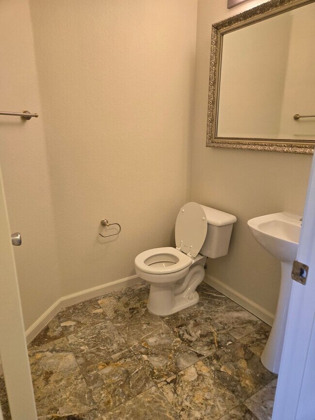 Foto del edificio - East Roseville - 3 Bdrm, 2 Bath located in...