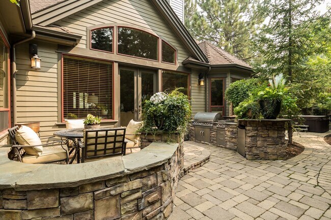 Foto del edificio - Westside custom home with high end craftsman finishes