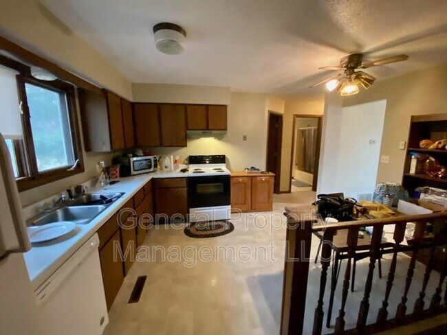 Building Photo - 2 Bedroom, 1 Bathroom Duplex with Family R...