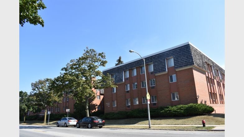 Foto principal - 2466 N Oakland Ave