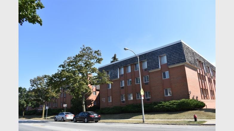 Primary Photo - 2466 N Oakland Ave