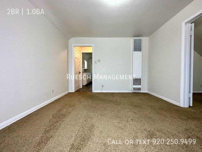 Building Photo - Cozy upper 2 Bedroom 1 Bath Duplex-Availab...