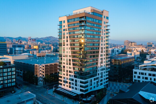 Building Photo - Jardine Hollywood