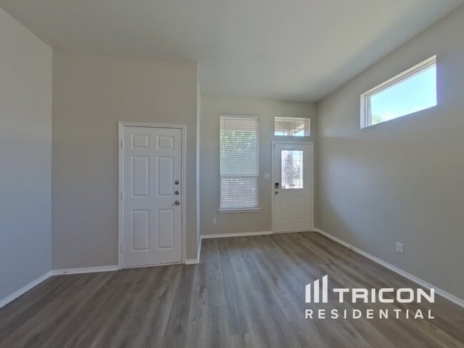 Foto del edificio - 4805 Cedar Springs Dr