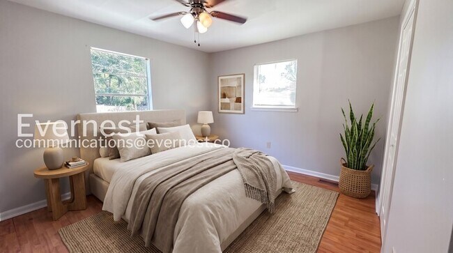 Building Photo - 3 Bed/2 Bath Home with Fenced Yard / Vouchers Accepted / Available Now!