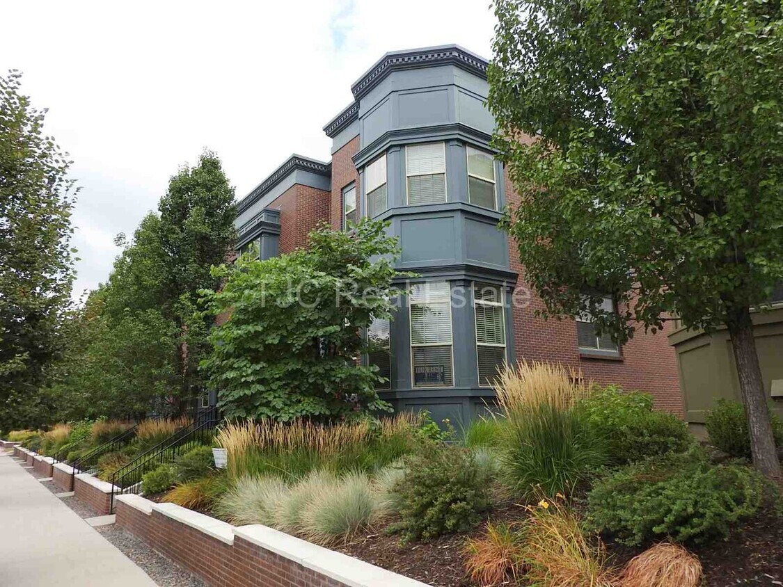 Foto principal - Central Park Home For Rent! Corner Unit!