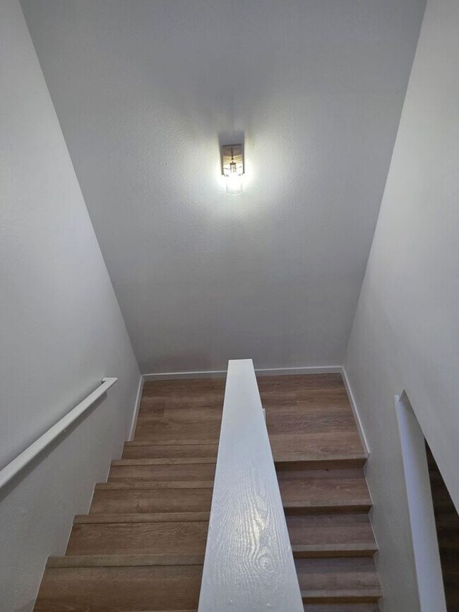 Building Photo - West Olympia 3bdr 1.5bath Townhome w/ garage & parking & addtional office