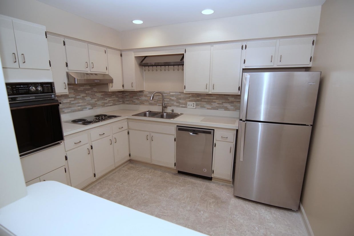 8718 Metcalf Ln, Overland Park, KS 66212 Condo for Rent in Overland