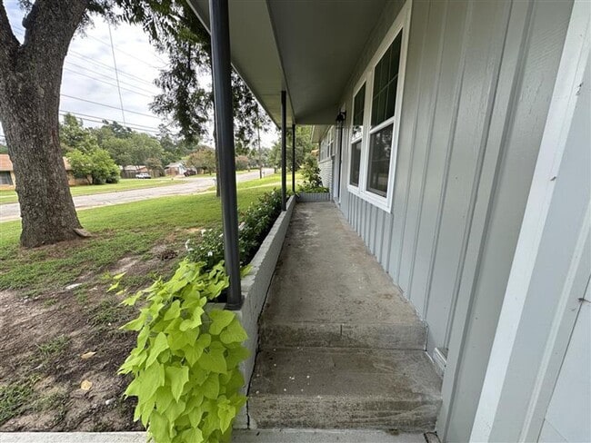 Building Photo - 2533 Chelsea Dr