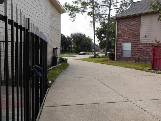 Foto del edificio - 14802 Wintercove Ct