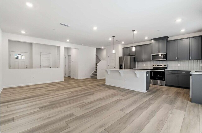 Foto del edificio - Spacious 3-Bed Townhouse w/ Two Car Garage