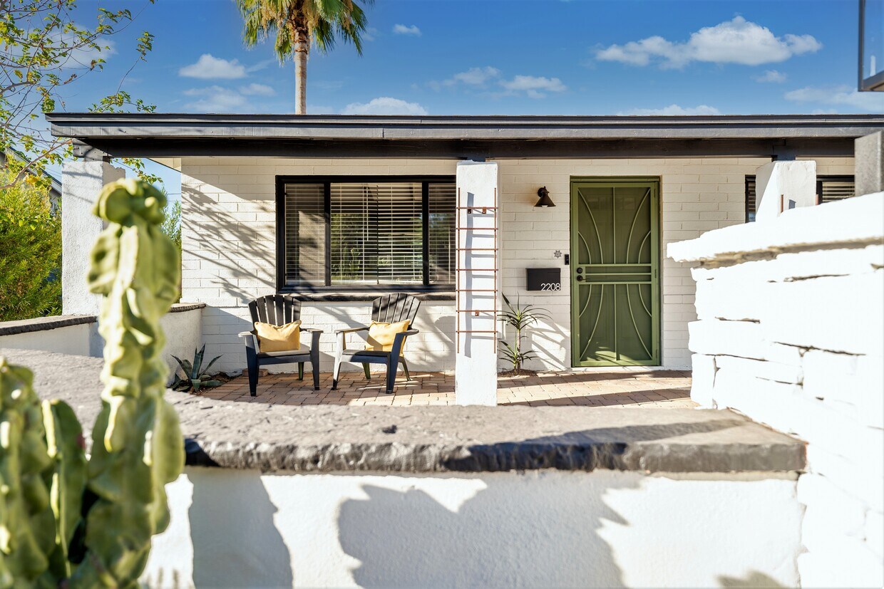 Foto principal - 2208 E Roma Ave