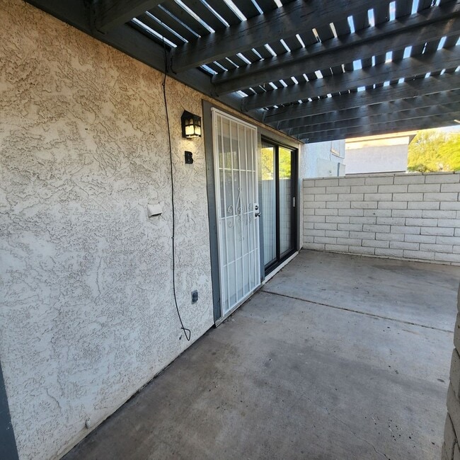 Building Photo - LOFT BEDROOM, 1.5 BATHS WITH ATTACHED 1 CA...
