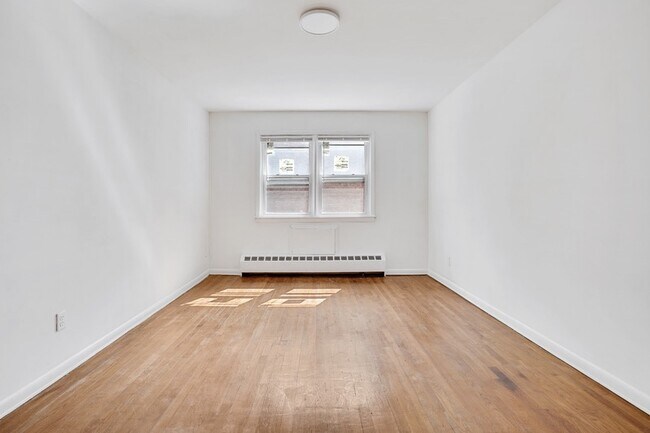 Building Photo - Spacious and Sunny Convertible 3 Bedroom A...