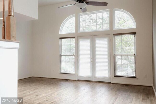 Foto del edificio - 3 LEVEL TOWNHOUSE WITH 1 CAR GARAGE END UNIT TOWNHOUSE