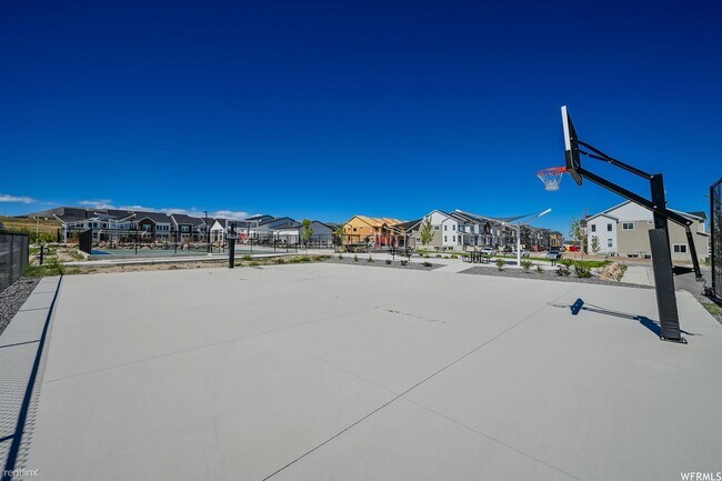 Foto del edificio - 3 br, 2 bath Condo - 3984 West 1850 North