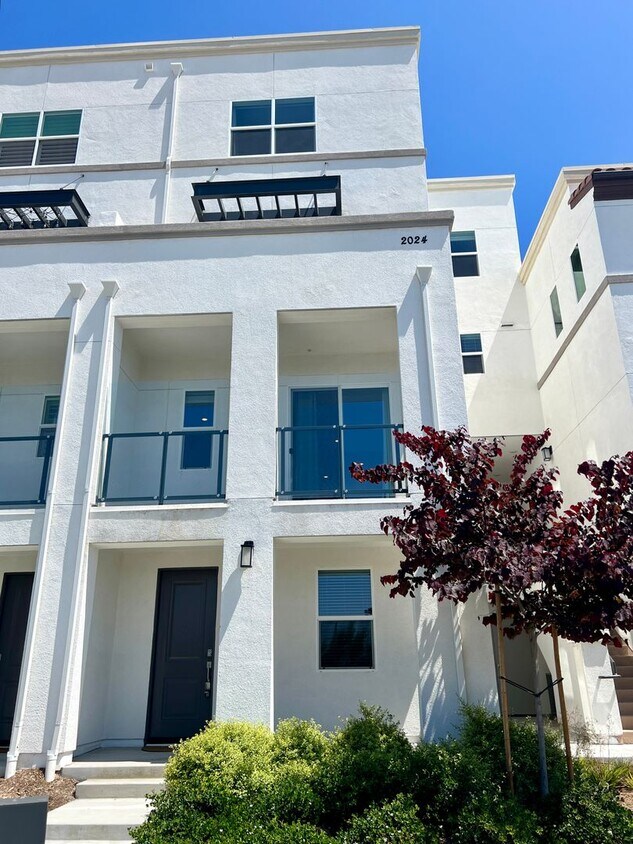 Primary Photo - 3bd 3.5ba Townhouse in Otay Ranch - Large ...