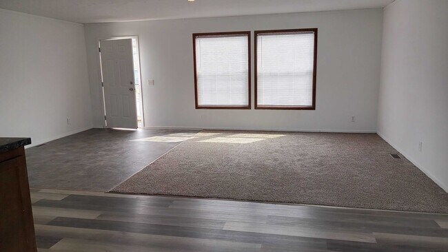 Foto del edificio - 49 Meggan Dr