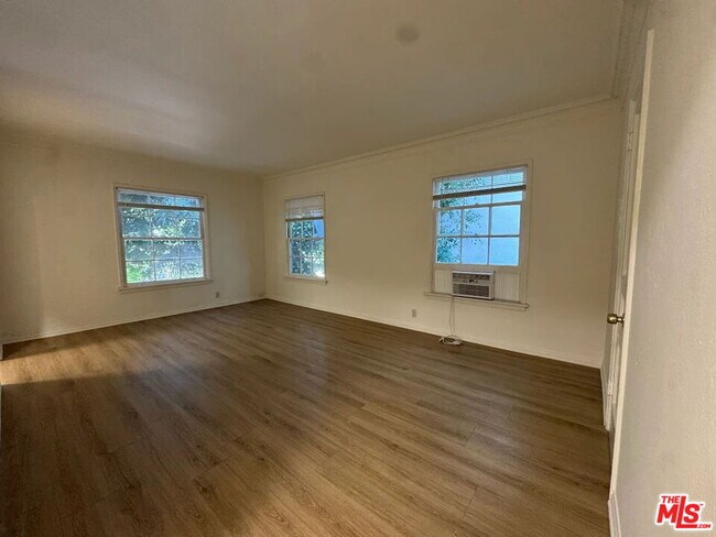 Foto del edificio - 127 N Doheny Dr