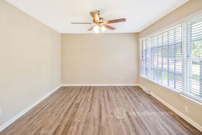 Building Photo - 330 Red Roan Pl