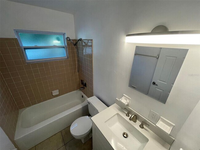 Building Photo - 1072 Orienta Ave