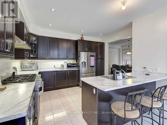 Building Photo - 4 Parker Ln