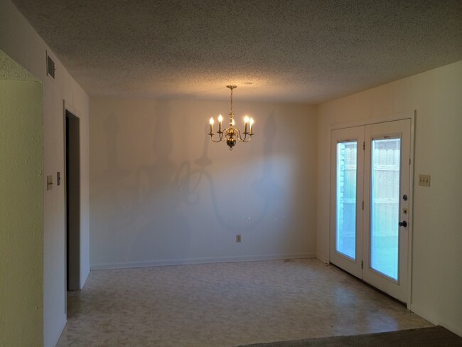 Building Photo - Townhome *LEASING SPECIAL AVAILABLE*