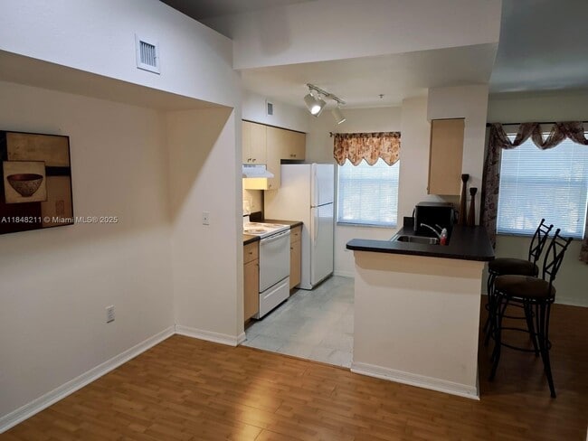 Foto del edificio - 2586 Centergate Dr