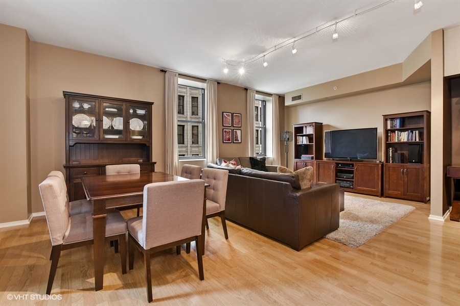 Primary Photo - 310 S Michigan Ave