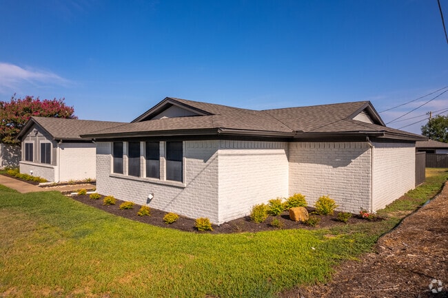 Building Photo - The Majestic at Hewitt