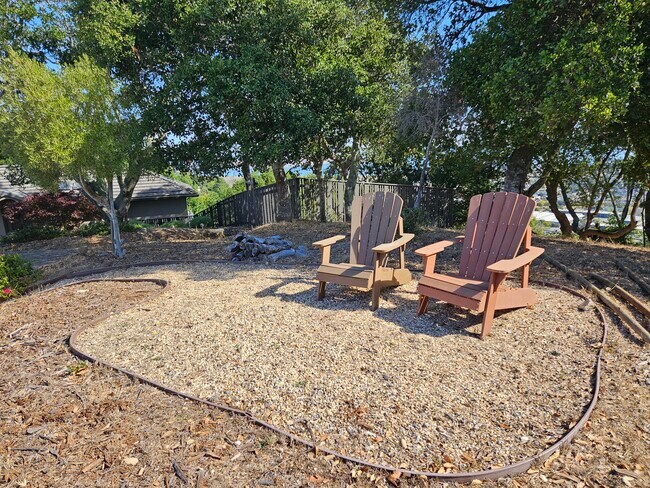 Foto del edificio - 1202 Meadowcrest Dr