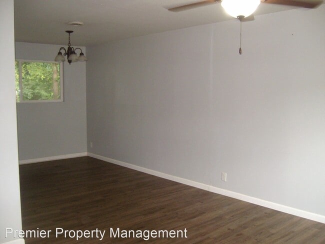 Building Photo - 3 br, 1 bath House - 10 King Drive