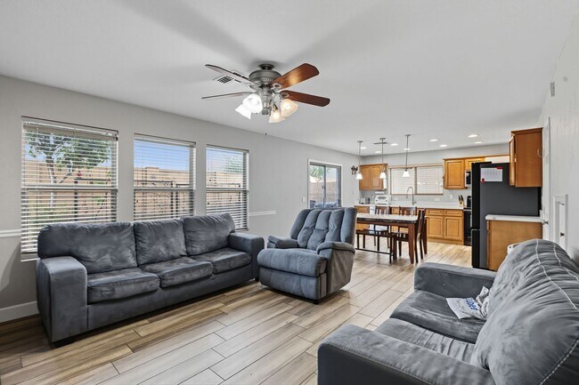 Foto del edificio - Beautiful 2-Story Home with Modern Upgrade...