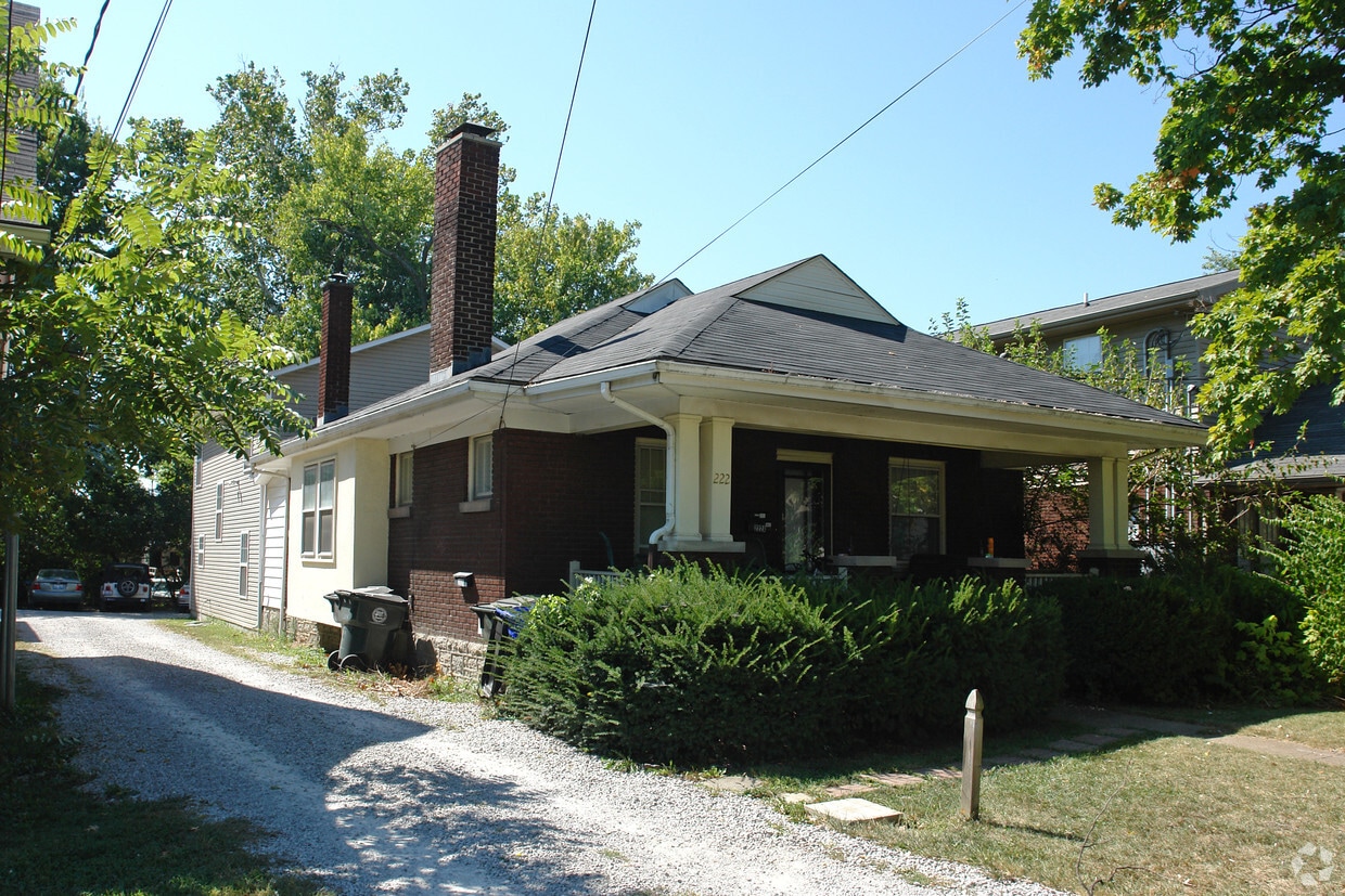 Primary Photo - 220 University Ave
