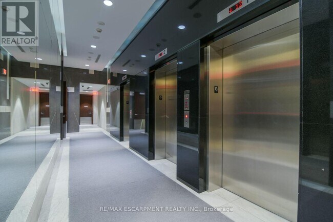 Photo du bâtiment - 330 Burnhamthorpe Rd W