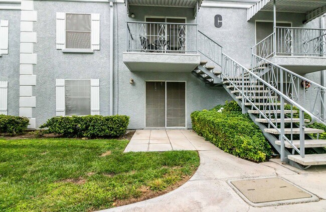 Building Photo - 2 Bedroom, 2 Bathroom Condo unit in a Gate...