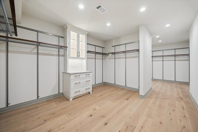 Building Photo - 1717 Bissonnet St