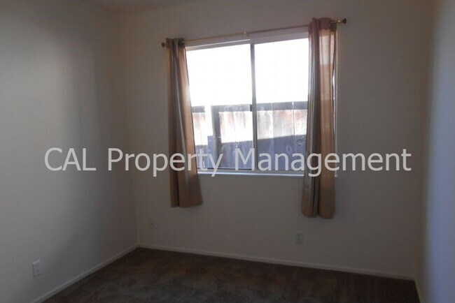 Building Photo - 3 Bedroom in North Salinas