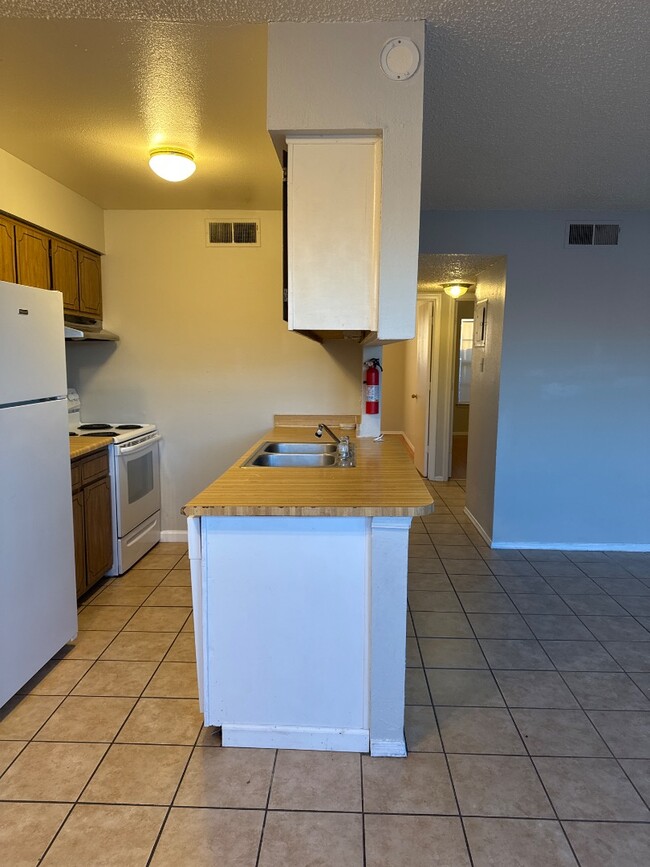 Building Photo - 920 San Pedro Dr SE