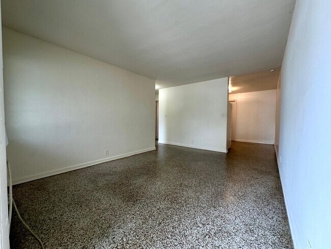 Foto del edificio - 5712 Pinewood Ave