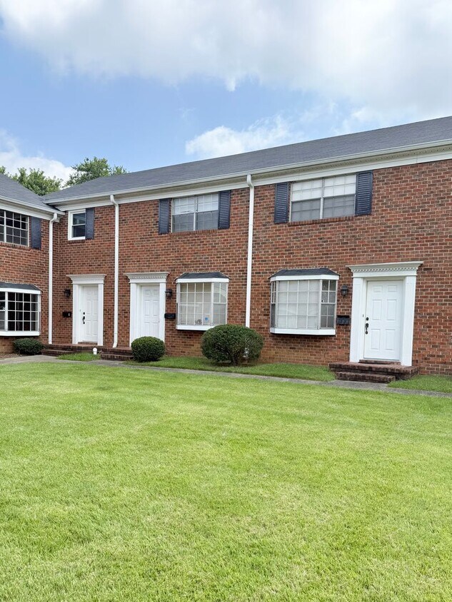 Foto principal - Adorable 2 Bedroom Convenient to I-29, Sho...